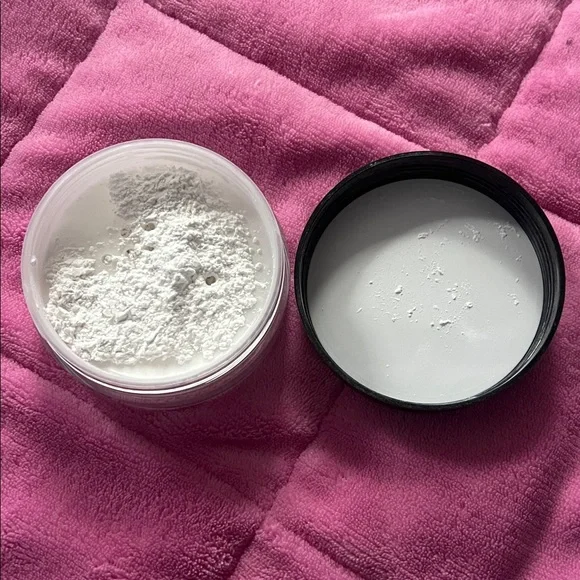 Anastasia Loose Setting Powder - Translucent - Picture 3 of 3
